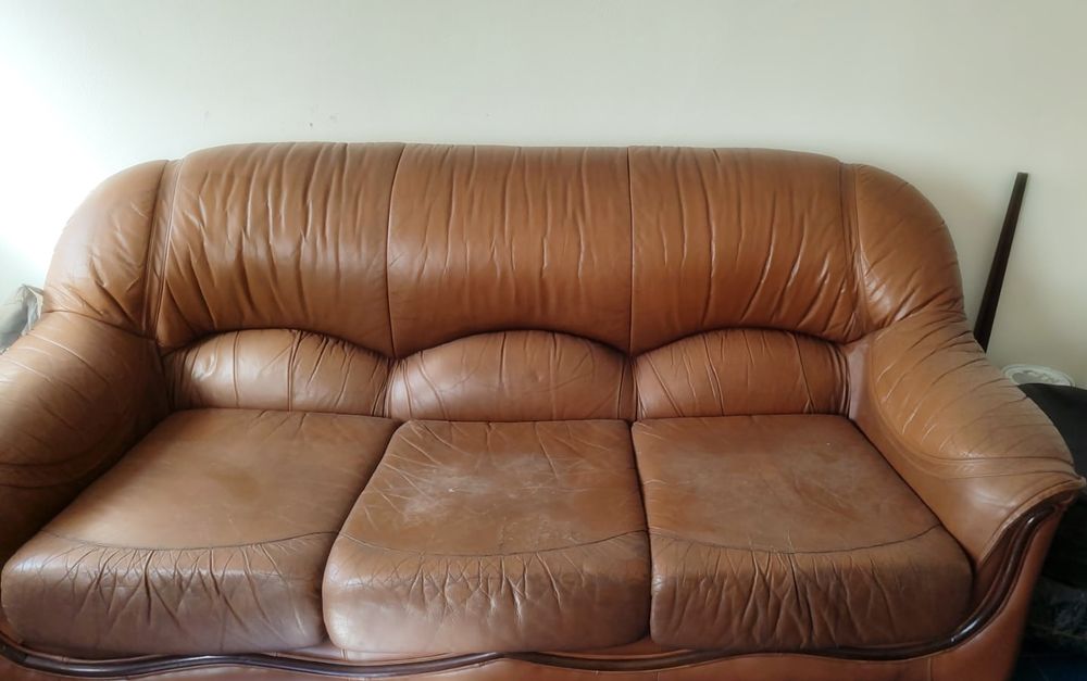 Sofá de três lugares e poltrona em couro