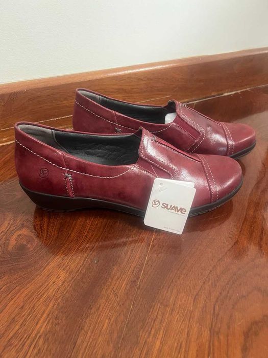 Sapatos bordô em pele natural macia com palmilha anatómica tamanho 42