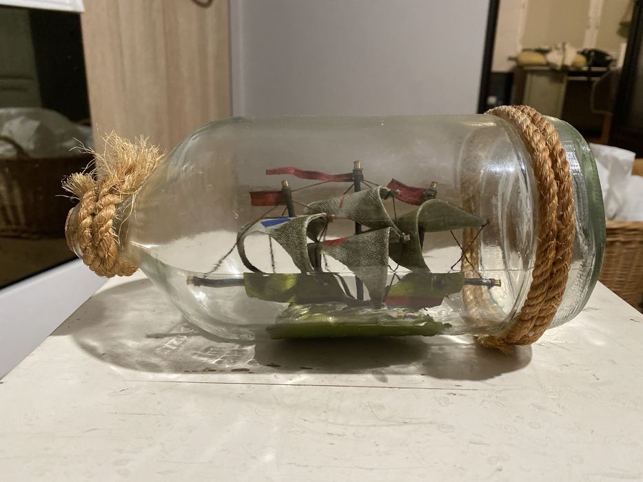 Statek piracki w butelce.