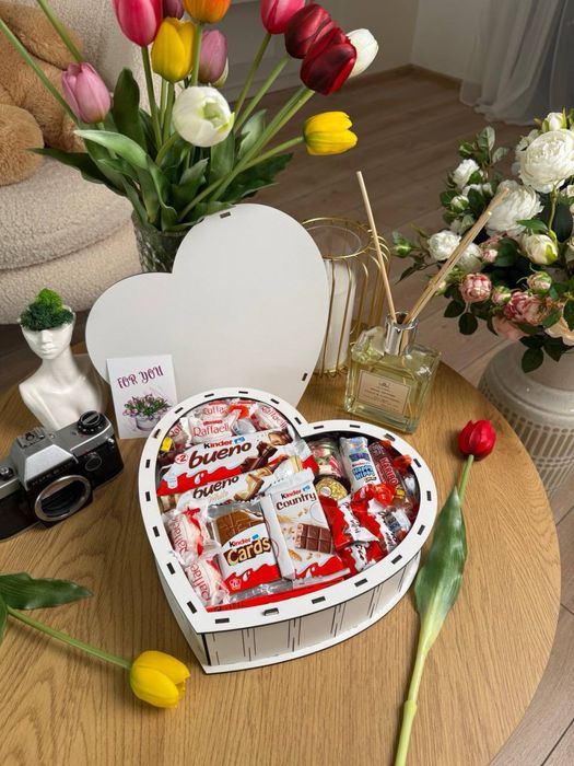 Подарунковий бокс із солодощами та стильним оформленням