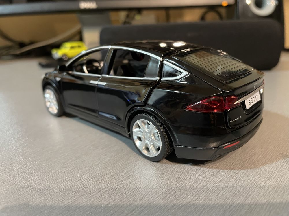 Tesla Model X колекційна модель автомобіля 1:32