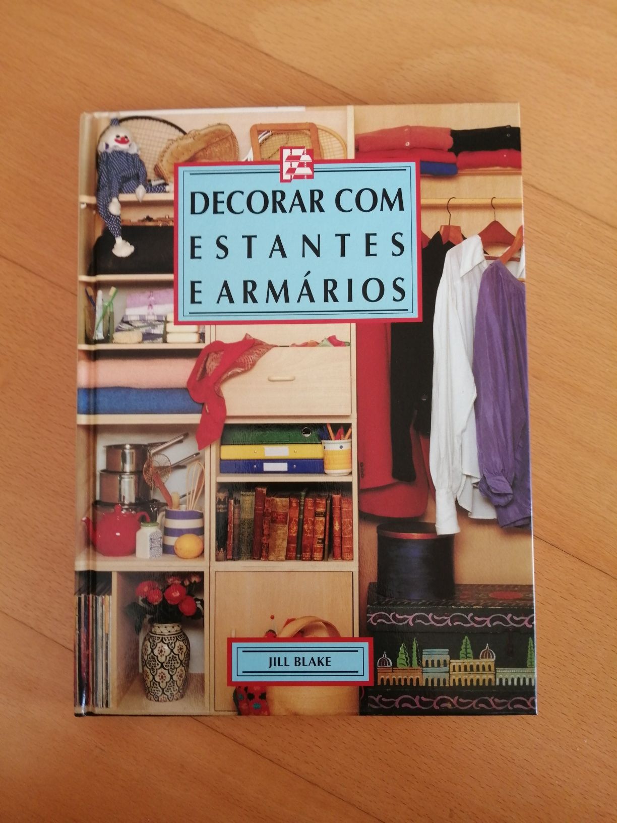 Livro "Decorar com estantes e armários"