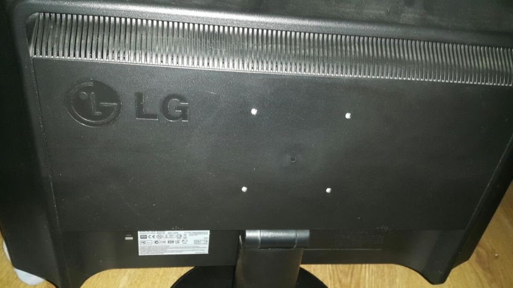 Monitor komputerowy LG Flatron z klawiaturami  komputerem