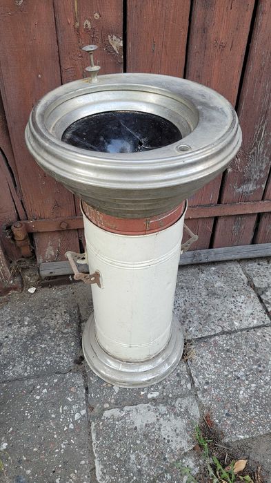 Zabytkowa spluwaczka PRL