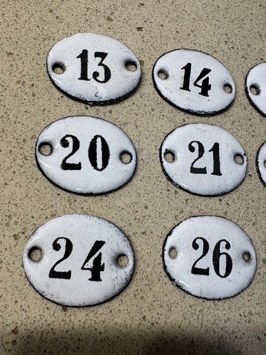 Antigas chapas de números esmaltadas - cada 6 €