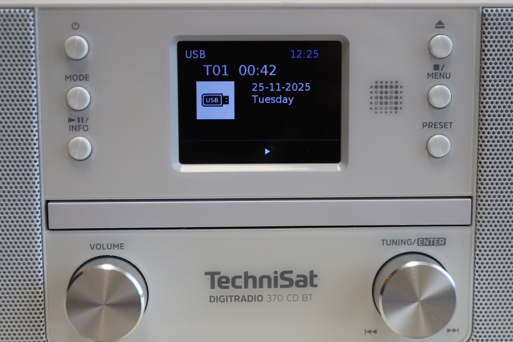 TechniSat  DigitRadio , FM , USB , FM , DAB ,  CD mp 3