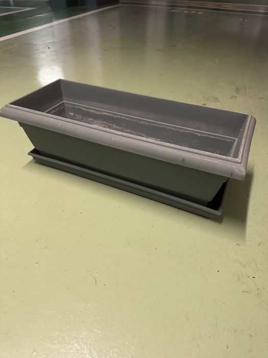 Conjunto de 3 vasos retangulares com prato (10€ tudo)