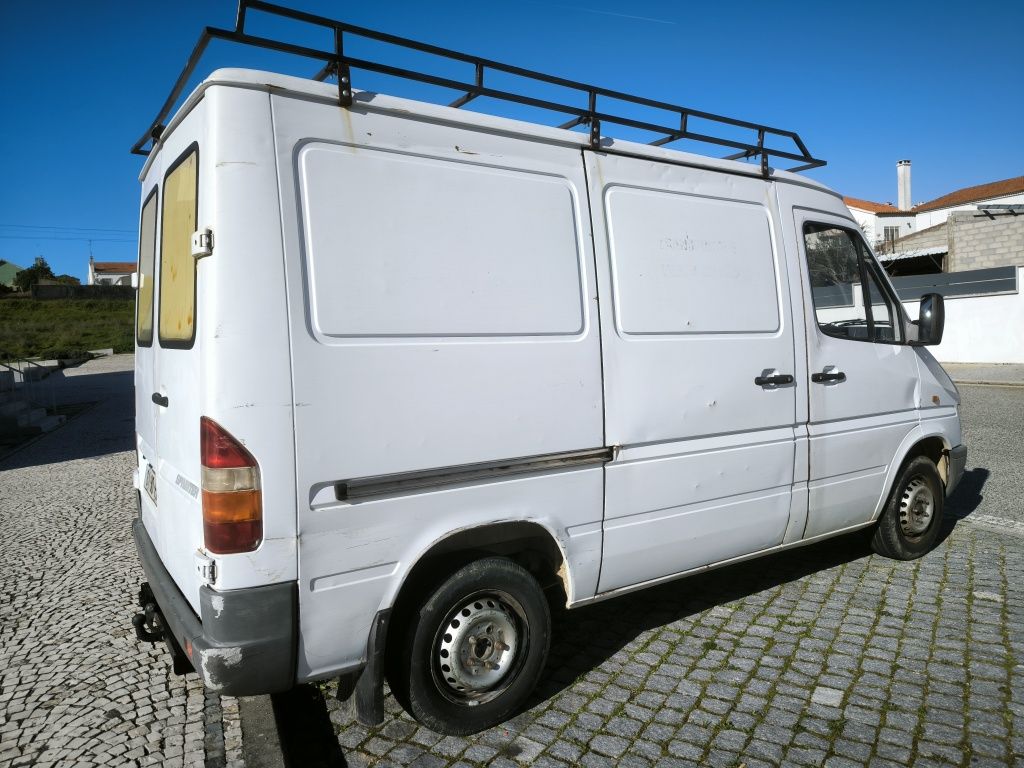 Sprinter com engate de reboque e grade