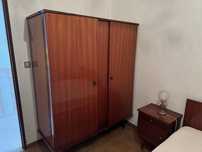 Mobilia de quarto com cama de casal e colchão