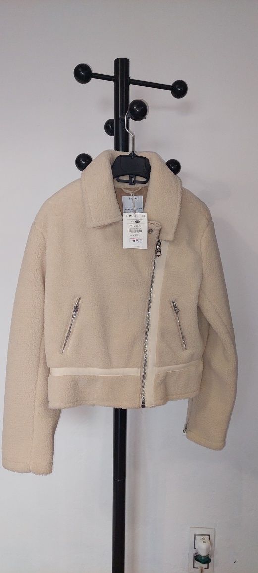 Casaco de efeito pelo da Bershka