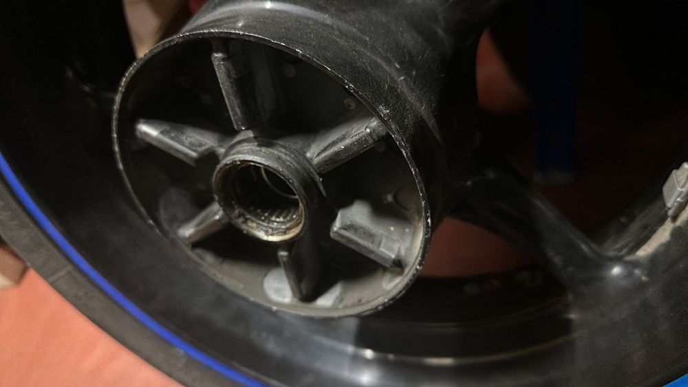 Yamaha r6/r1 колесо , колектор