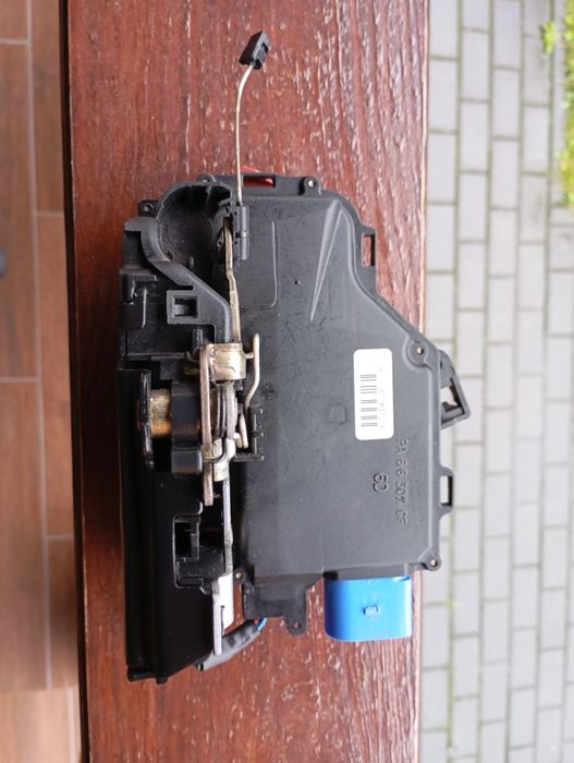 Замок двері передній правий Volkswagen Golf 5, Golf Plus, Caddy, Touar
