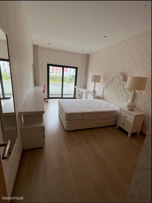 773714 - Quarto com cama de casal, com varanda...