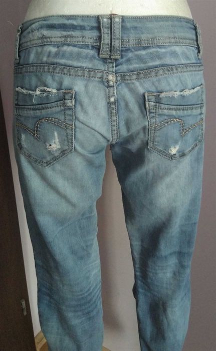 Jasne jeansowe spodnie Miaoni Jeans 26 z przetarciami z marszczeniami