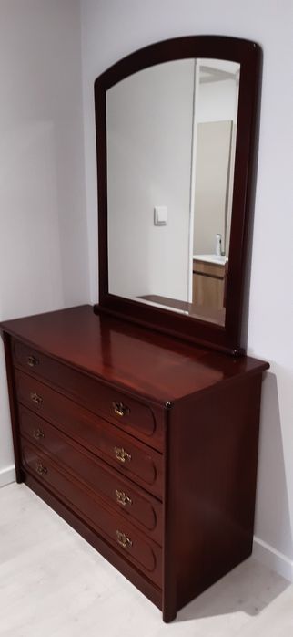 Mobilia de quarto sem cama.