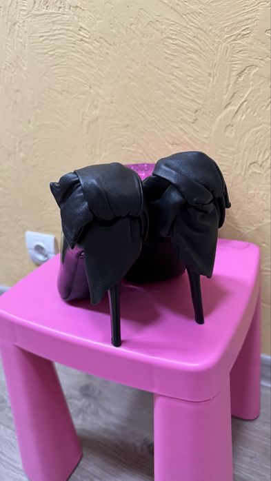 Туфлі лодочки шпилька чорні з бантом шкіряні