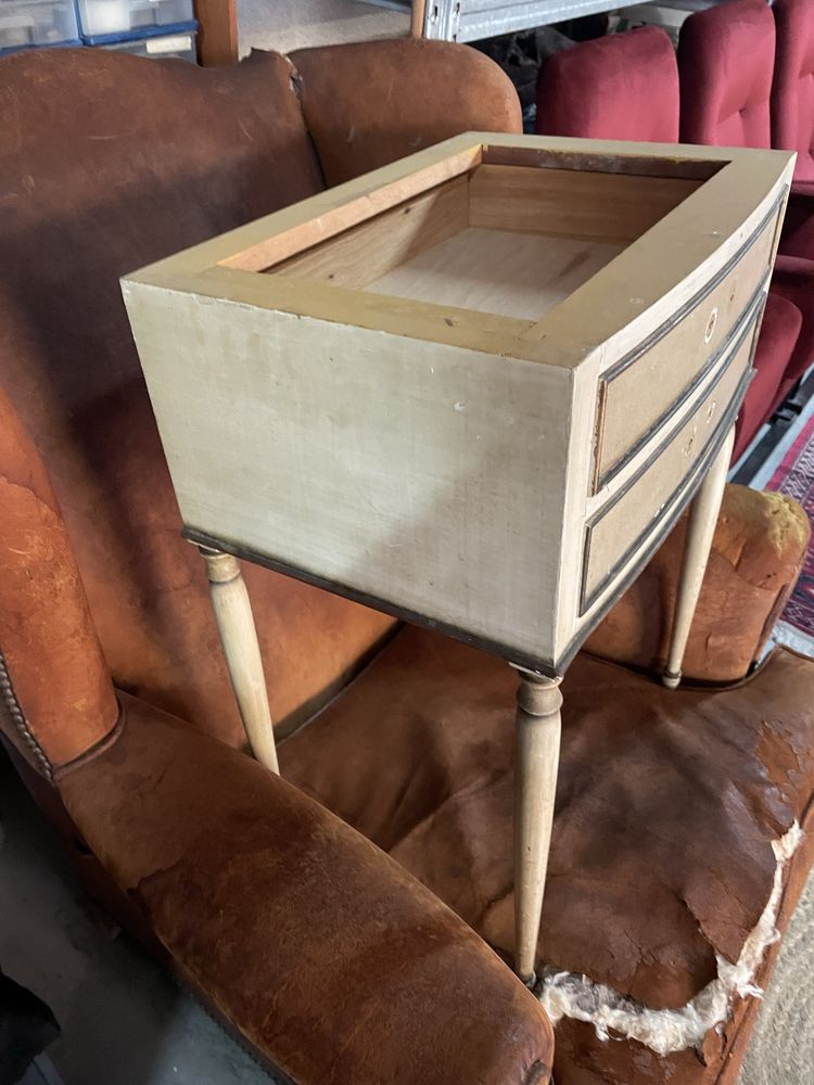 Mesa de cabeceira para restaurar