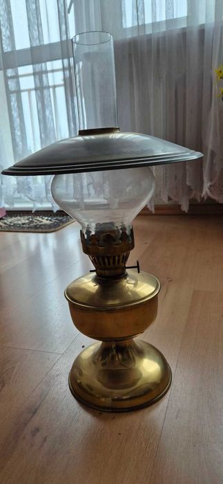 Duża, stara lampa naftowa