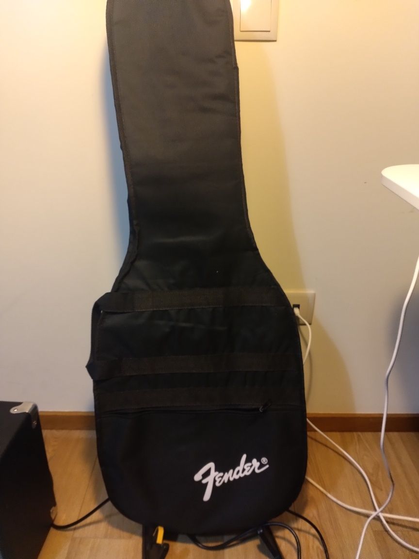 Fender Squier Affinity + Amplificador Fender Frontman 15G + Gig Bag