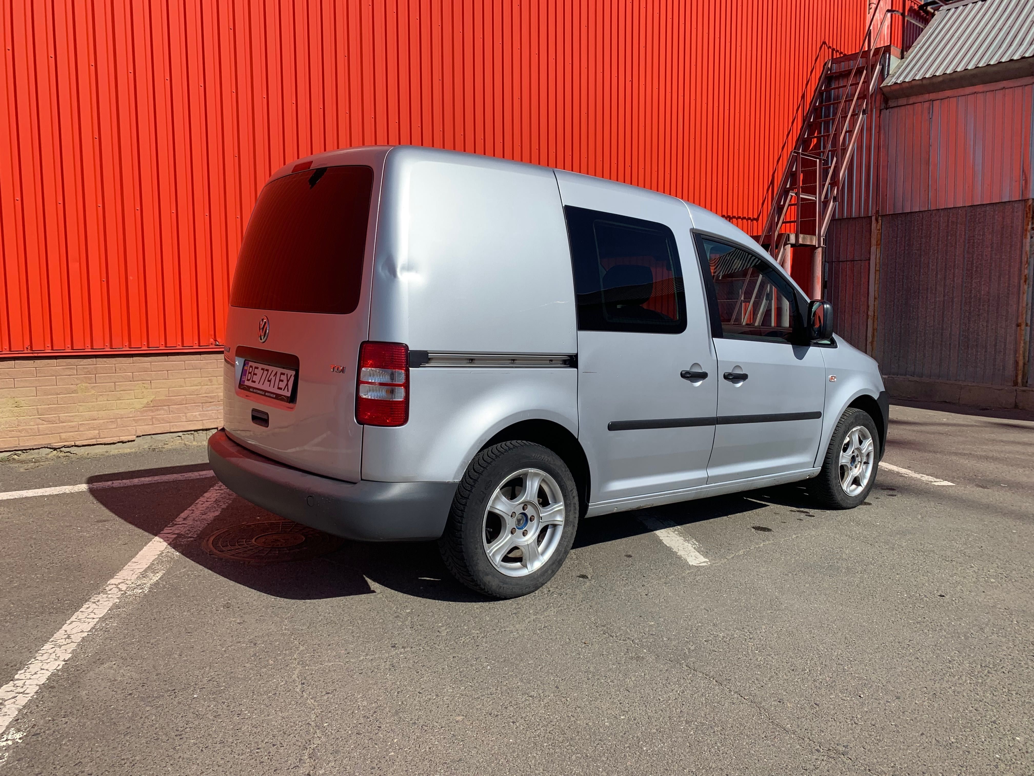 Volkswagen Caddy 2011 1.6TD  грузопассажирский 5 мест