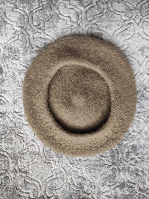 Nowy jasnobrązowy beret damski z antenką