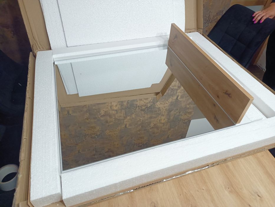 Lustro łazienkowe z półką