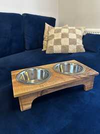 Drewniany stojak z miskami dla psa