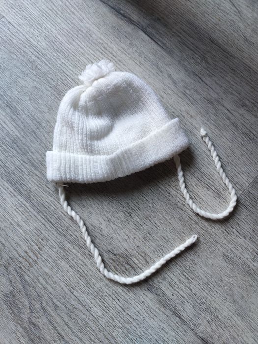 Biała czapka rozm. 62 jesienno zimowa dla dziewczynki