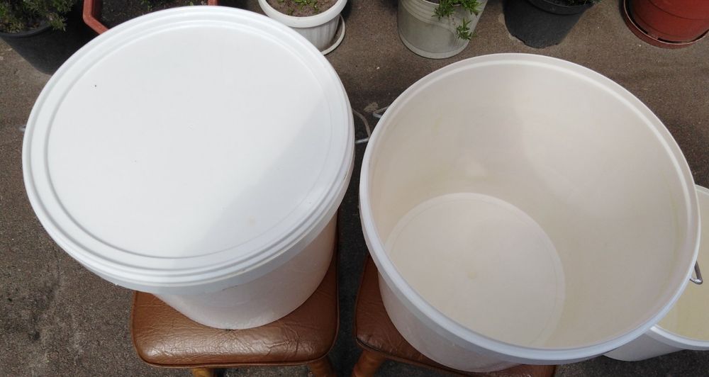 Продам відра 20 л. з кришками