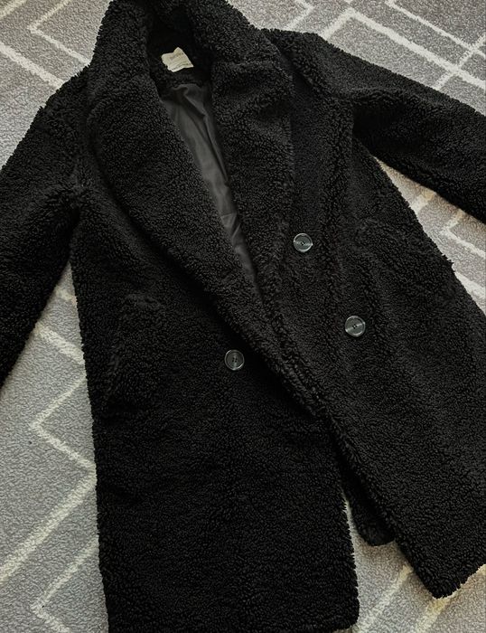 Плюшева шубка Bershka в чорному кольорі