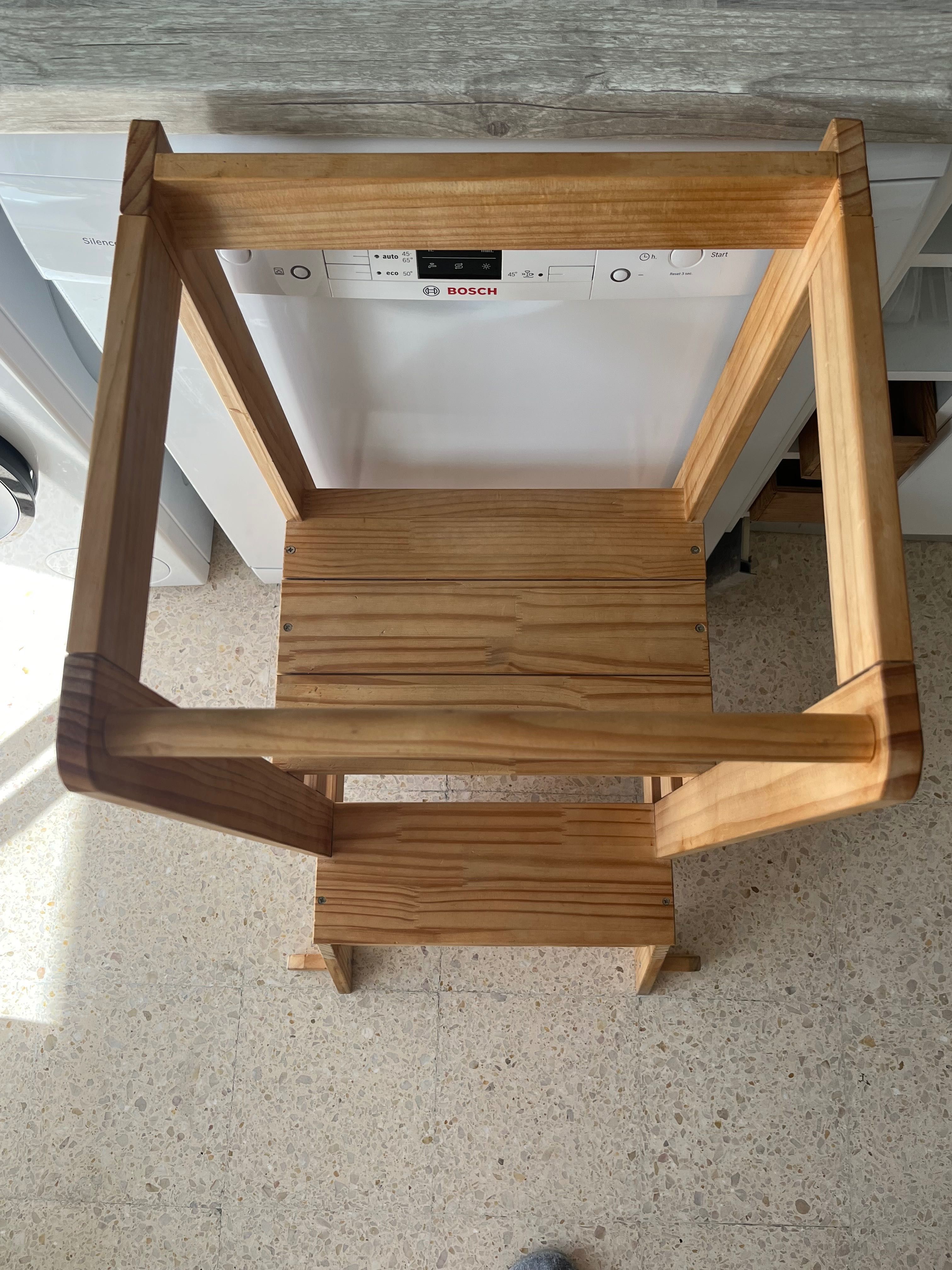 Torre de aprendizagem Montessori em madeira maciça como nova