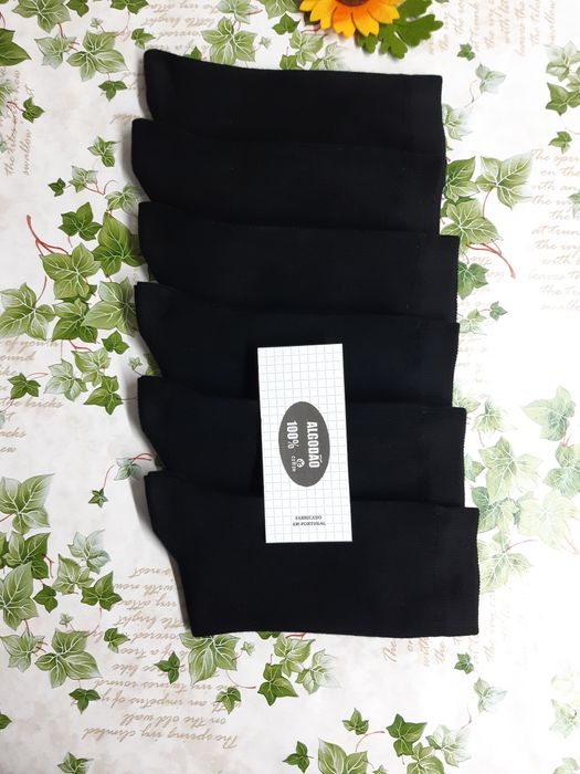 12 pares de meias pretas e cores sortidas.