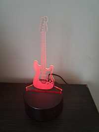 Łapka gitara świecącą w różnych kolorach