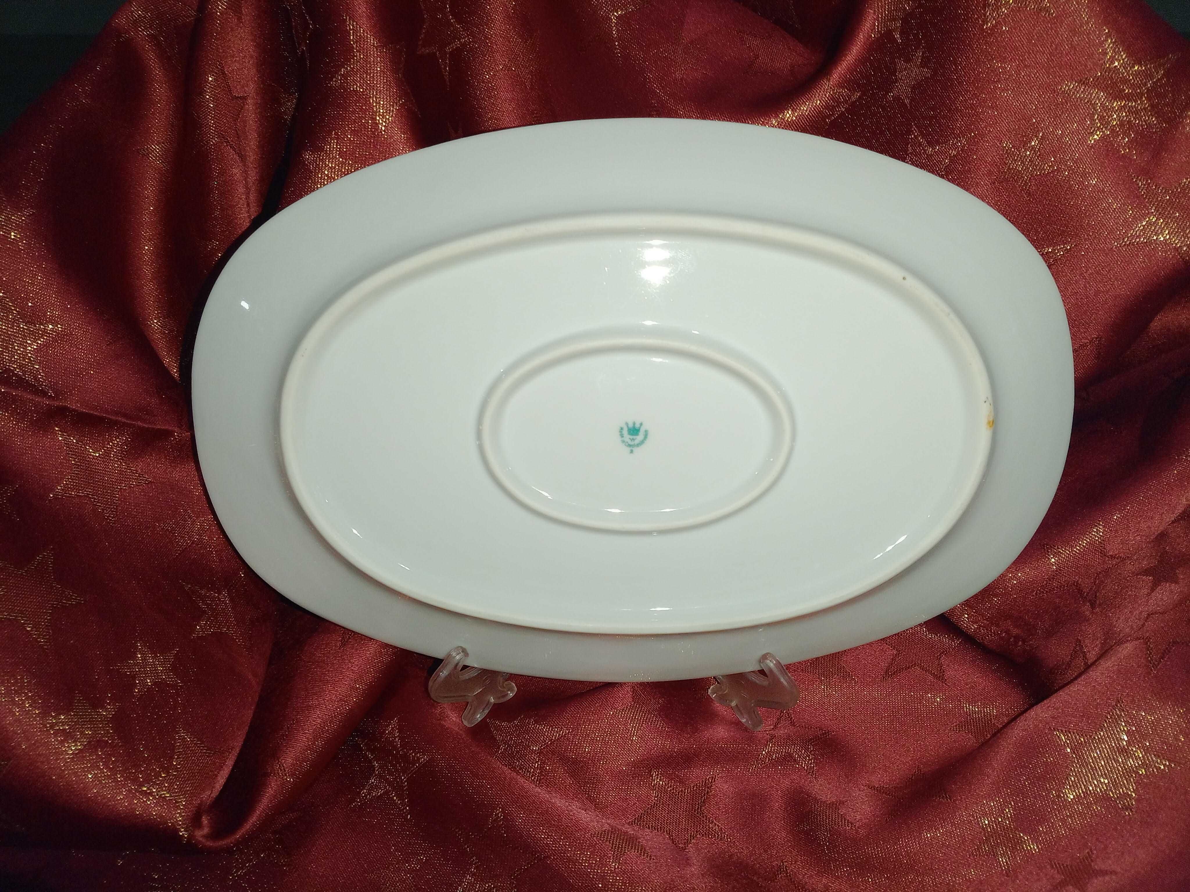 Półmisek porcelanowy w białym kolorze w kwiaty i z złotą obwódką.