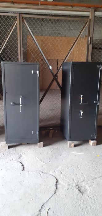 Продаю б.у сейф 2 класс защиты 1,5 м.