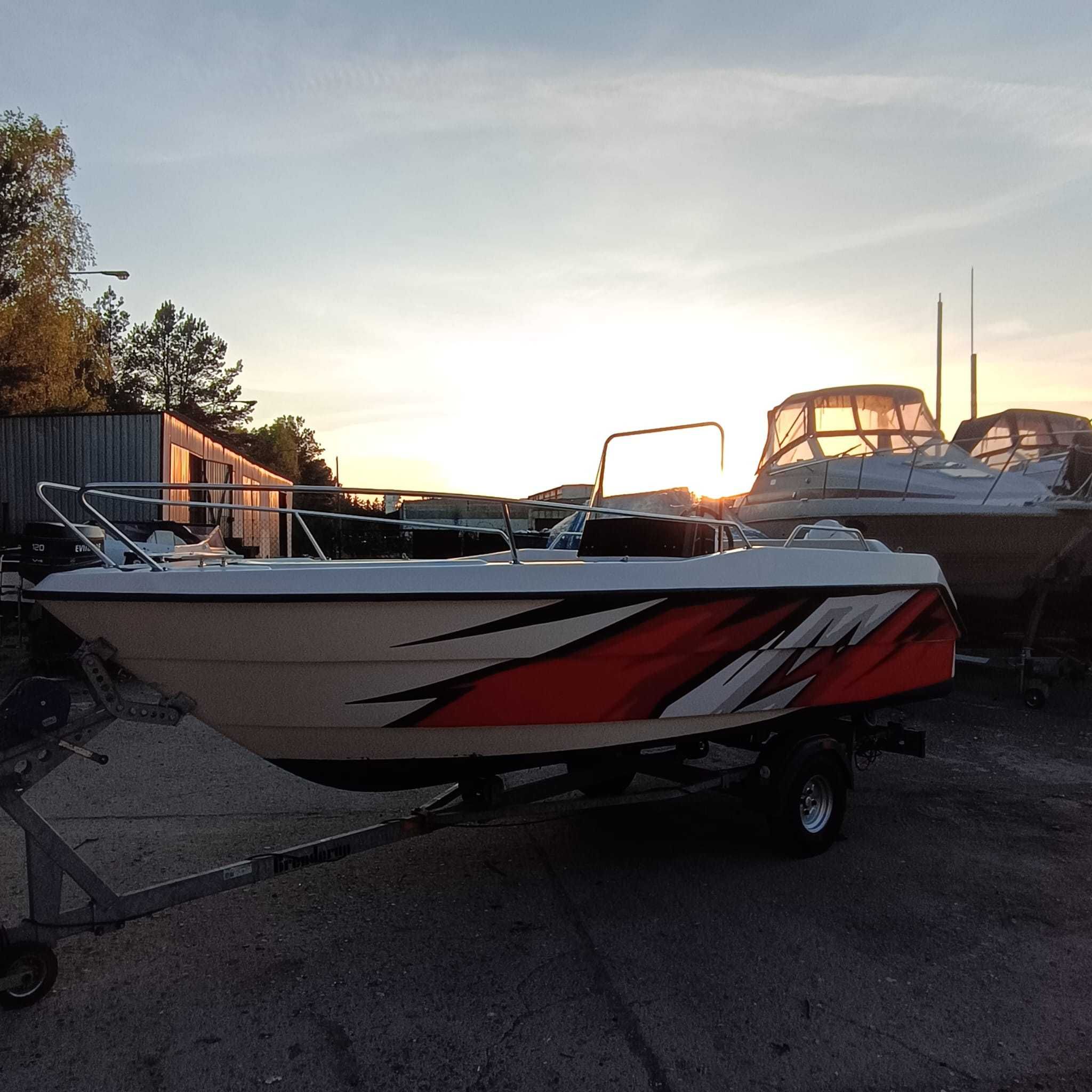 Łódź motorowa z przyczepką silnik zaburtowy evinrude center console