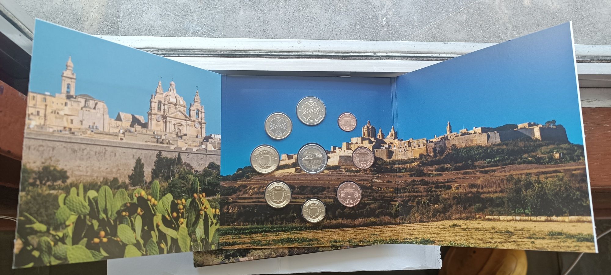 Malta 2025 - Carteira BNC C/ 9 moedas inclui 2€ comª Cidade Mdina