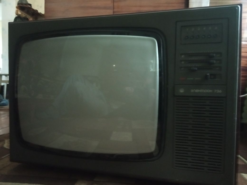 Продам антиквариатный цветной телевизор СССР