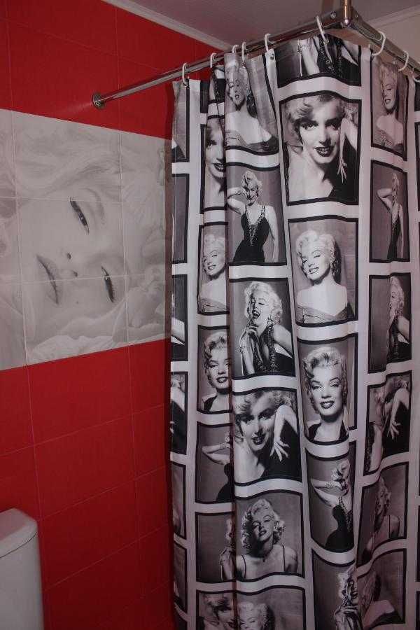 Шторка ширма для ванной салона красоты черно-белая Мэрилин Монро