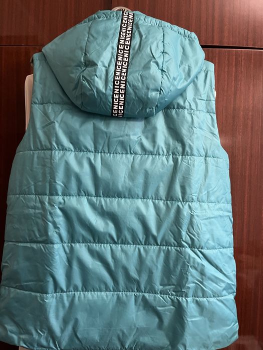 Безрукавка женск болонья’с воротником и капюшеном