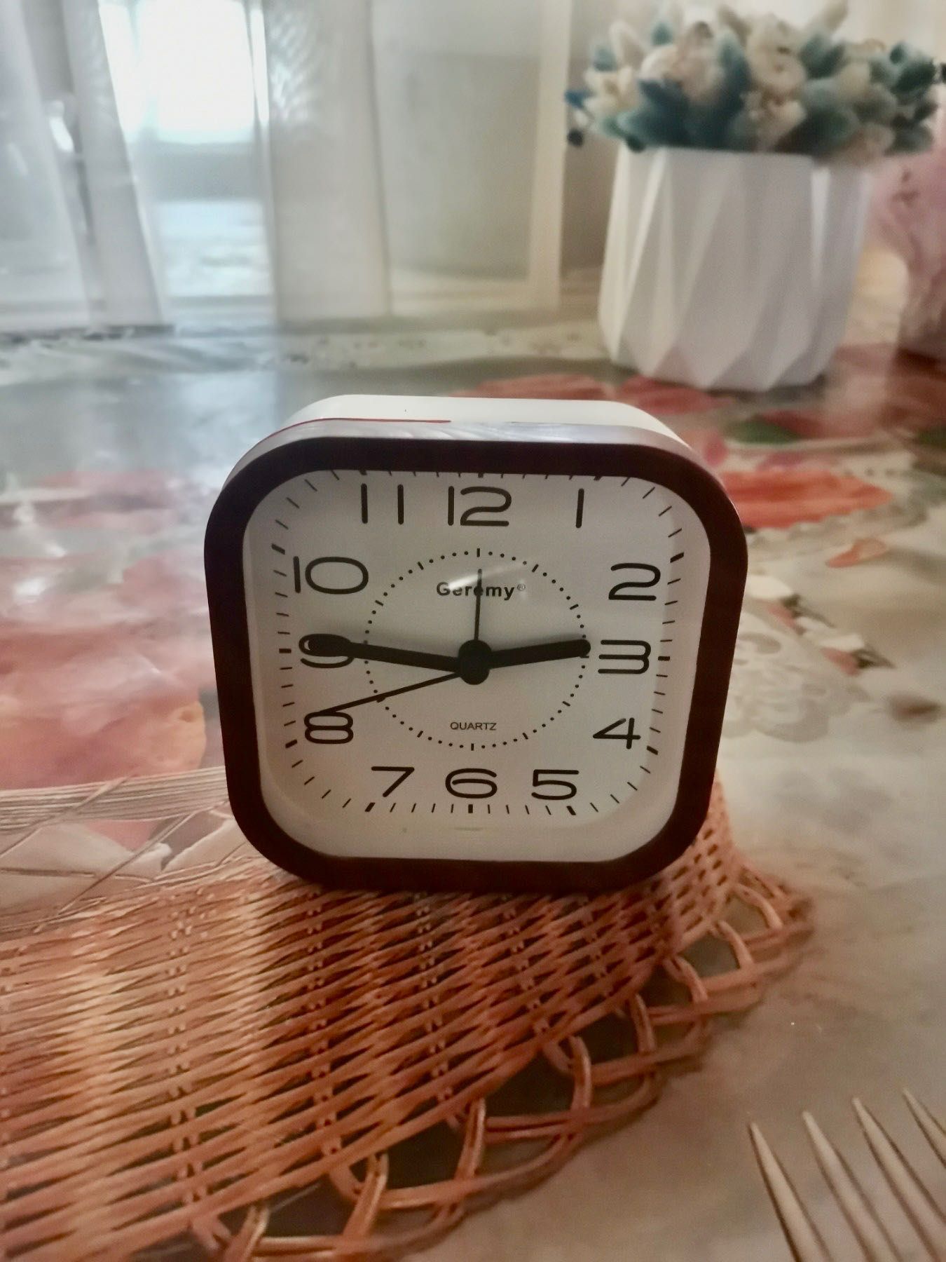 Часы с будильником новые