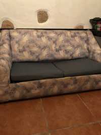 Vendo sofá cama com estrutura de metal muito resistente