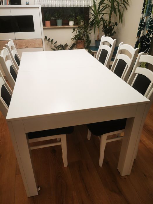 Stół z krzesłami