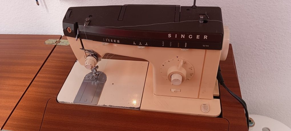 Máquina de costura com móvel