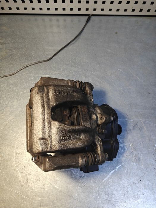 Супорт VAG робочий у відмінному стані 8W 0615 403 N