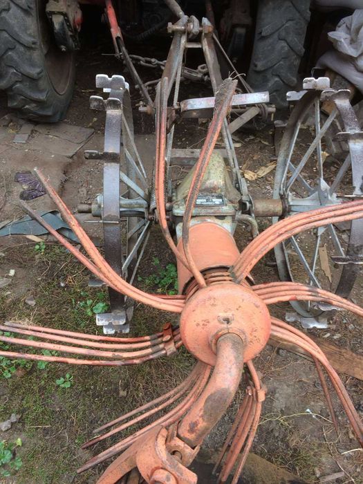 Трактор Т25 з культиватором, картоплекопалкою, прицепом з документами.