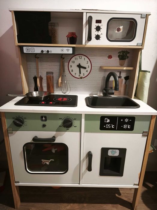 Cozinha criança com utensílios