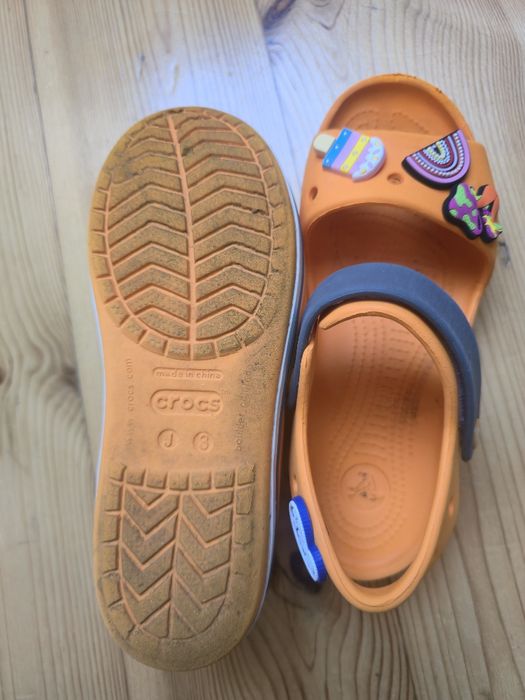 Sandałki Crocs J3