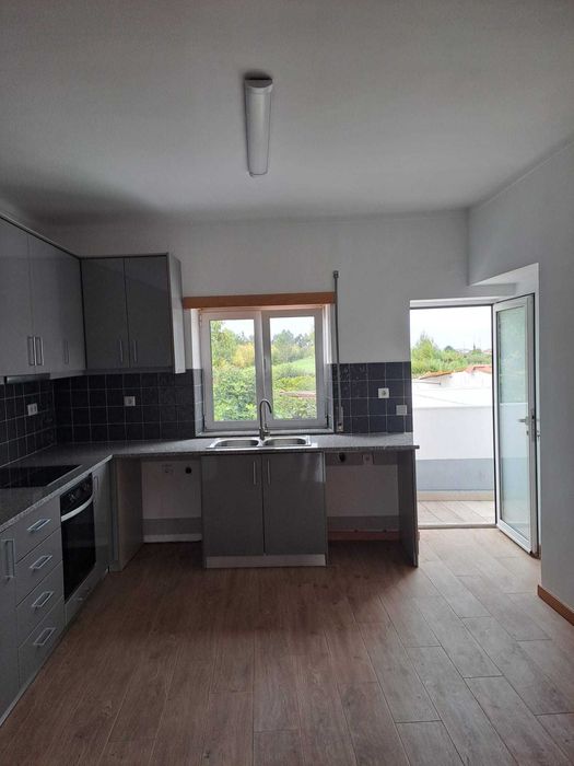 T2 reconstruído com cozinha equipada e terraço