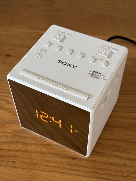 Radiobudzik Sony bialy ICF-C1T